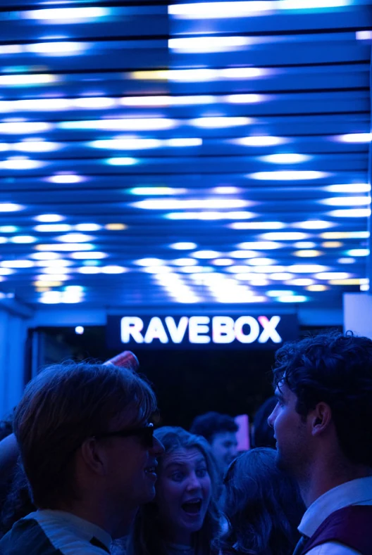 RAVEBOX @ Night — rave container en techno container met blauwe lichtshow en feestende crowd