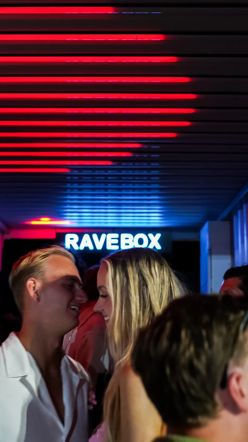 RAVEBOX mobiele containerstage met lichtshow op een evenement