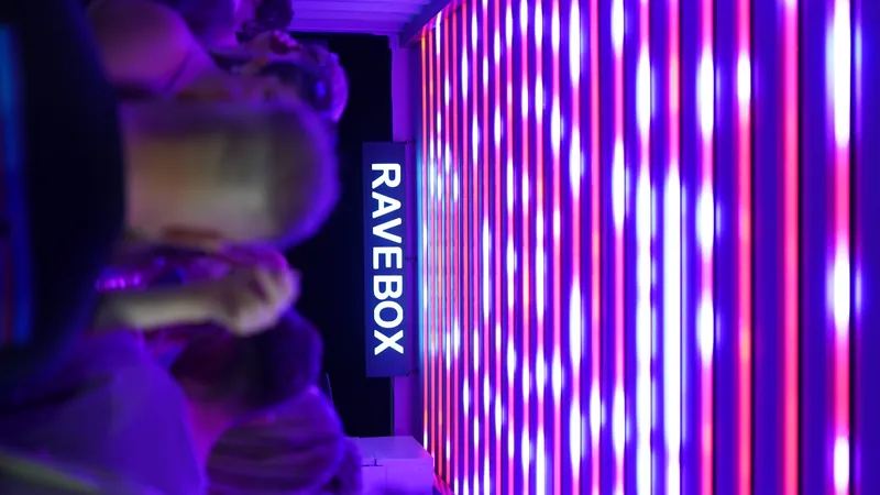 Rave container met lichtshow en dansend publiek