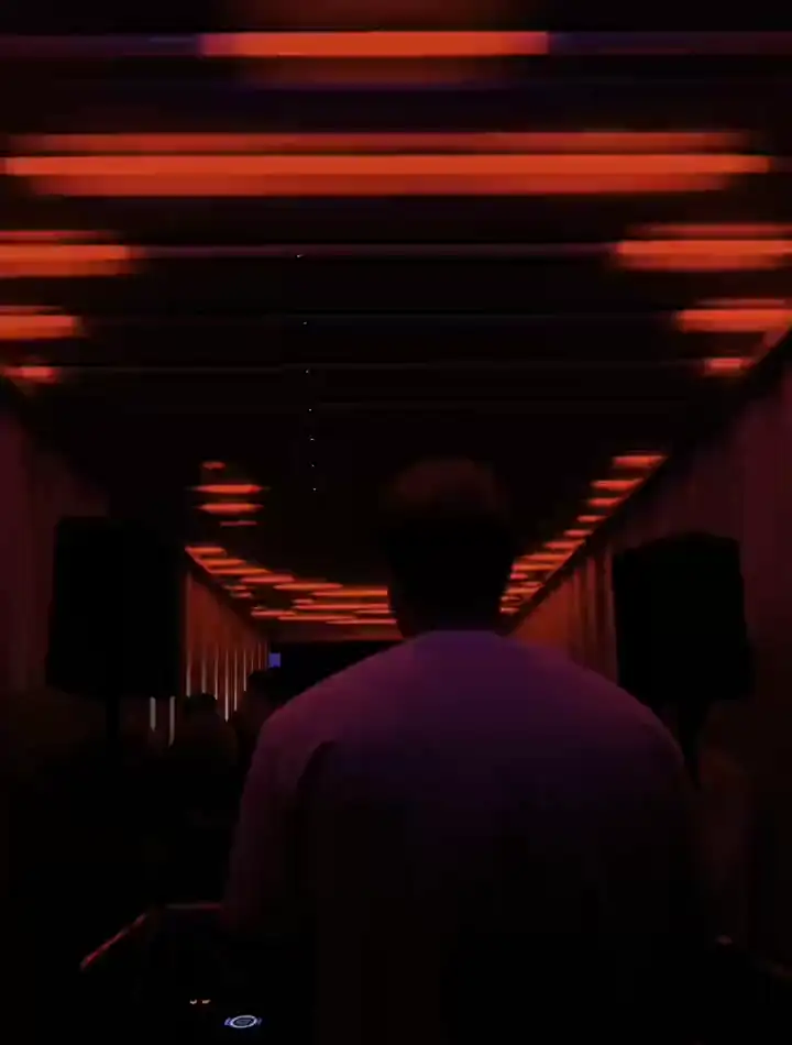 RAVEBOX mobiele container stage met verlichte LED-wanden op een festivalterrein